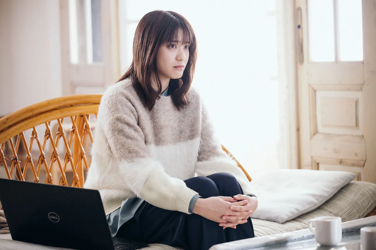 【写真】ミホ(久住小春)に助言をもらうアカリ(山崎紘菜)