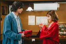 ガルフ“アティット”、再会を喜ぶ瀧本美織“桜子”と葉山奨之“隼人”の姿に複雑な思いを抱く<トウキョウホリデイ>