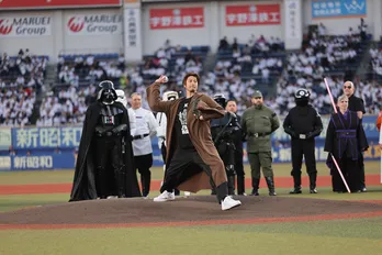 速水もこみち「初めての経験で新鮮」…“STAR WARS NIGHT”で投球を披露