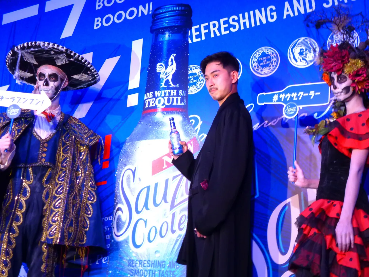 【写真を見る】ゾンビメイクを施した二人の店員に挟まれる、ドラキュラをイメージした衣装を着用する松田翔太