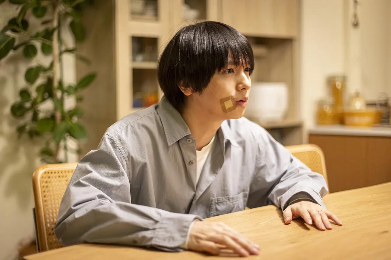 【写真】口元にケガをしている幹太(伊野尾慧)