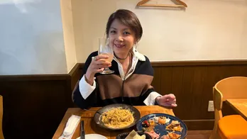 飯島直子「そんなこと言ったら負けませんよ!?」“バツ持ち”とこぼす店主に謎の対抗心＜飯島直子の今夜一杯いっちゃう？＞