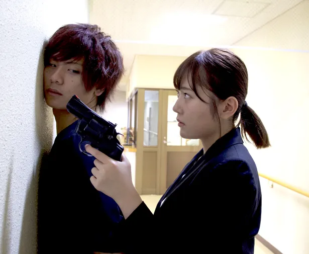 【写真を見る】多田愛佳は銃を片手にミュールを探す