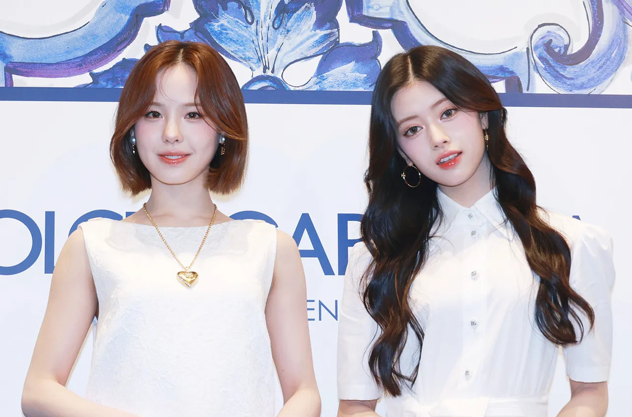 「ドルチェ＆ガッバーナ銀座」リニューアルオープンイベントに登場したNiziU・MAKO＆RIMA(写真左から)