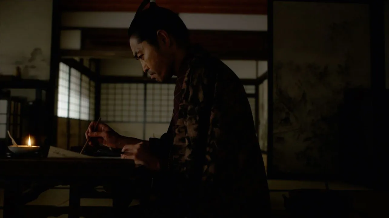 戯作の原稿を書く平賀源内(安田顕)　