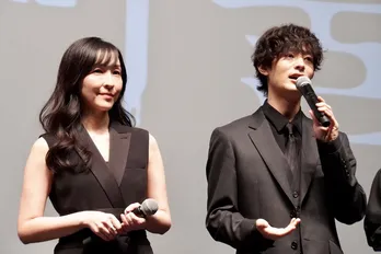 麻生久美子＆塩野瑛久もにっこり…キムチチゲぶっかけ前の仲良し集合ショットに「ギャップにほっこり」＜魔物＞