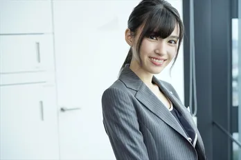 OLを演じる15歳の長見玲亜「大人の方を見て研究しています」【オトナ高校連載】