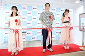 テープカットセレモニーでハサミを入れる青山ひかる、呂布カルマ、天羽希純(写真左から)