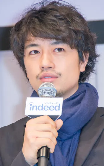 斎藤工、嵐のメンバーを「2人抱きました(笑)」