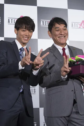 竹内涼真、劇中では“苦境”でも撮影現場ではピエール瀧とノリノリ！【陸王連載】