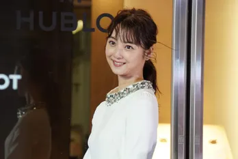 佐々木希、野球のユニフォーム姿がかわいすぎる…「足長い!」の声