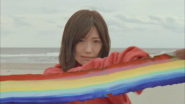 【写真を見る】天真爛漫なまゆゆがカラフルな虹を作り出す!?