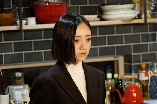 【写真】仕事は順調だが光博(竹財輝之助)の行方が気になる麻矢(安達祐実)