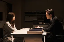 八木勇征“春斗”と齊藤京子“さくら”が検察官と被告人として対峙「立石さんだけです。私を助けられる人は」＜あやしいパートナー＞