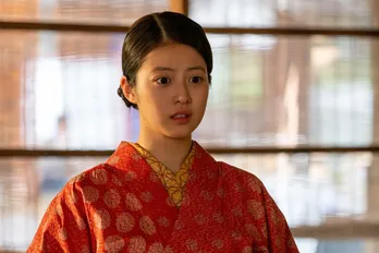 <明日のあんぱん>北村匠海“嵩”は今田美桜“のぶ”に渡せなかった土産を中沢元紀“千尋”に差し出す