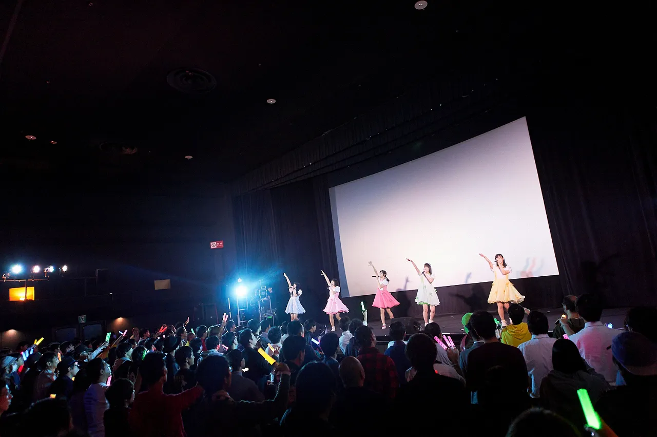 【写真を見る】神宿が映画館で全力ライブを行った！