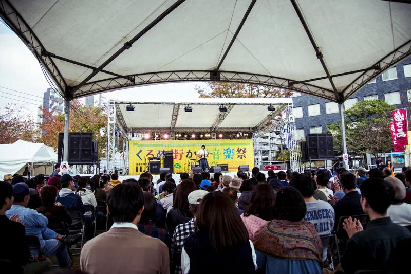 【写真を見る】植田真梨恵「くるめ街かど音楽祭」のメインステージで歌声を青空に響かせた