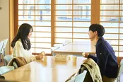 【写真】大学生の頃の幸せそうなまき(松井愛莉)と恭一(沢村玲)