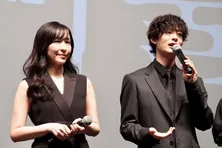 麻生久美子＆塩野瑛久、海デート撮影裏でもぴったり寄り添い仲良しツーショットに「お似合いすぎる」＜魔物＞