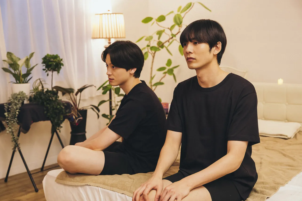 先輩のマルニ(松本大輝)と一緒の初出勤で緊張するタロ(藤林泰也)