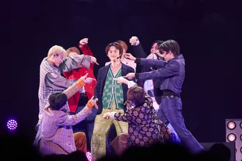 超特急、8000人にコール&振り付け、ヘドバンをレクチャー<超特急してみない?>