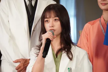 橋本環奈、サングラスかけてはしゃぐ“イケメン”オフショットに「クールでかっこいい」<天久鷹央の推理カルテ>