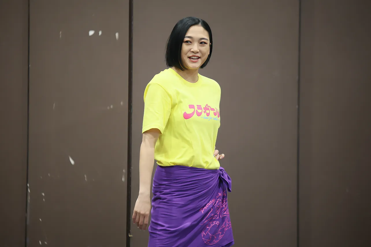 平山まどか先生(映梨那)が呼び込む形でフラダンス披露がスタート