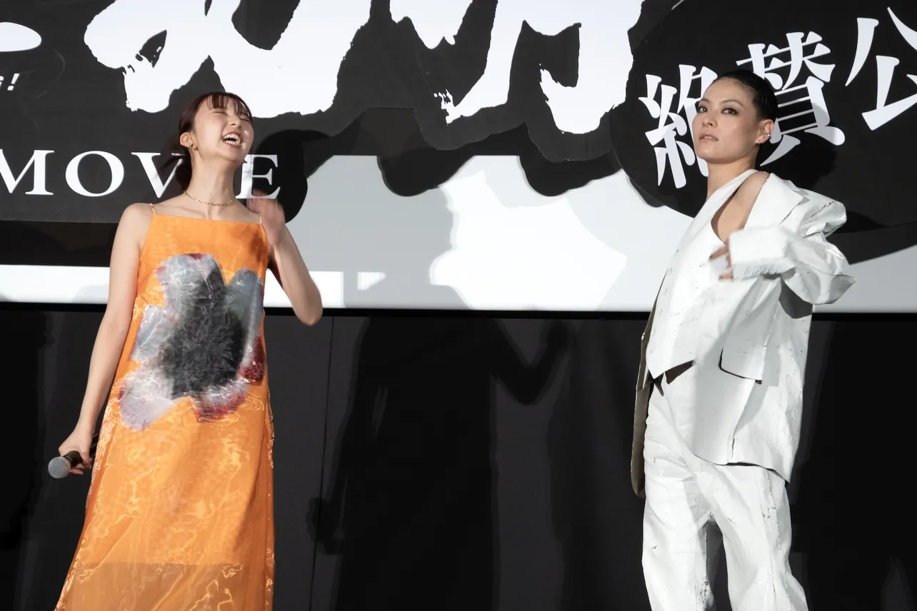 映画「パリピ孔明 THE MOVIE」公開記念舞台あいさつより