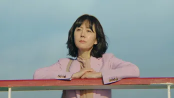 ヨム・ジョンア主演、余命2カ月の専業主婦が初恋の人を捜しに夫と旅に出る…ミュージカル仕立ての感動作「人生は、美しい」