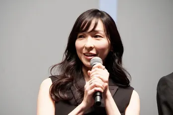 バーで“大人の距離感”…麻生久美子＆大倉孝二、お酒片手の仲良しツーショットに「お似合いです」＜魔物＞