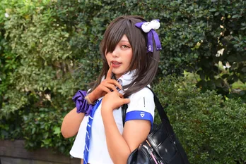 褐色肌×JK制服が印象的な「勝利の女神:NIKKE」コスプレイヤー「肌の色に合わせて濃いめのアイメークを意識」<acosta!>