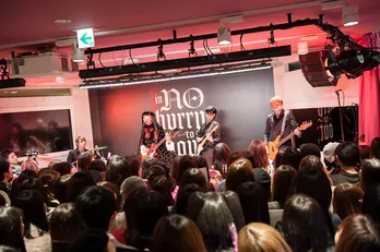 中条あやみ、志尊淳ら“イノハリ”がハロウィーンイベントで演奏初披露！