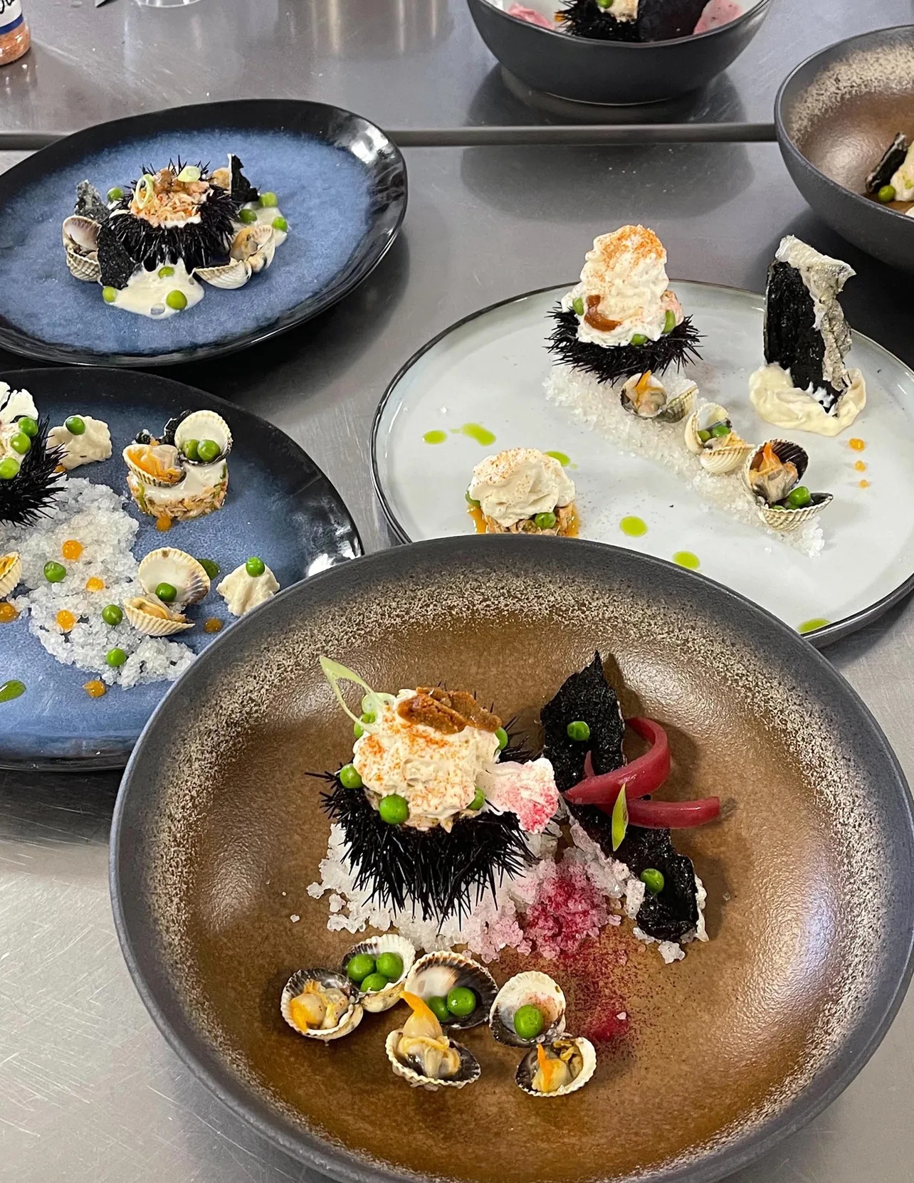 盛り付けが自由にできる日が一日だけあって、みんなそれぞれに個性を出して仕上げた。写真の手前が、自分の作った料理。