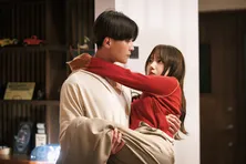 八木勇征“春斗”、何者かに狙われている齊藤京子“さくら”を自宅でかくまうことになり急接近「俺に就職しろ」＜あやしいパートナー＞