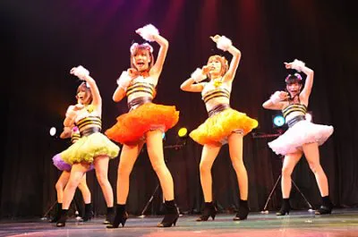 中野腐女子シスターズはデビューシングル「Honey Bee〜」などを披露
