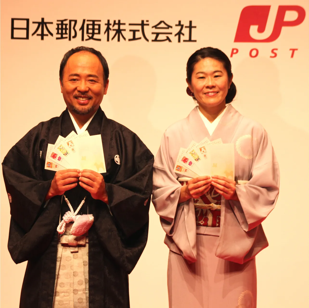 平成30年用　お年玉付年賀はがきをアピールするマキタスポーツ(左)と、澤穂希(右)