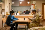 【写真】吾郎(デビット伊東)と笑顔で話す幹太(伊野尾慧)