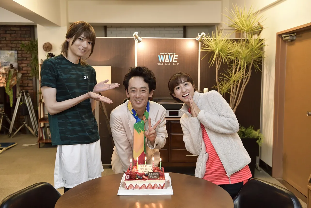 古川雄輝ら「重要参考人探偵」のキャスト＆スタッフが滝藤賢一と堀田茜の誕生日をお祝いした