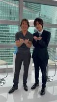 トム・クルーズとSnow Man阿部亮平、仲良く「ZIP！」ポーズ