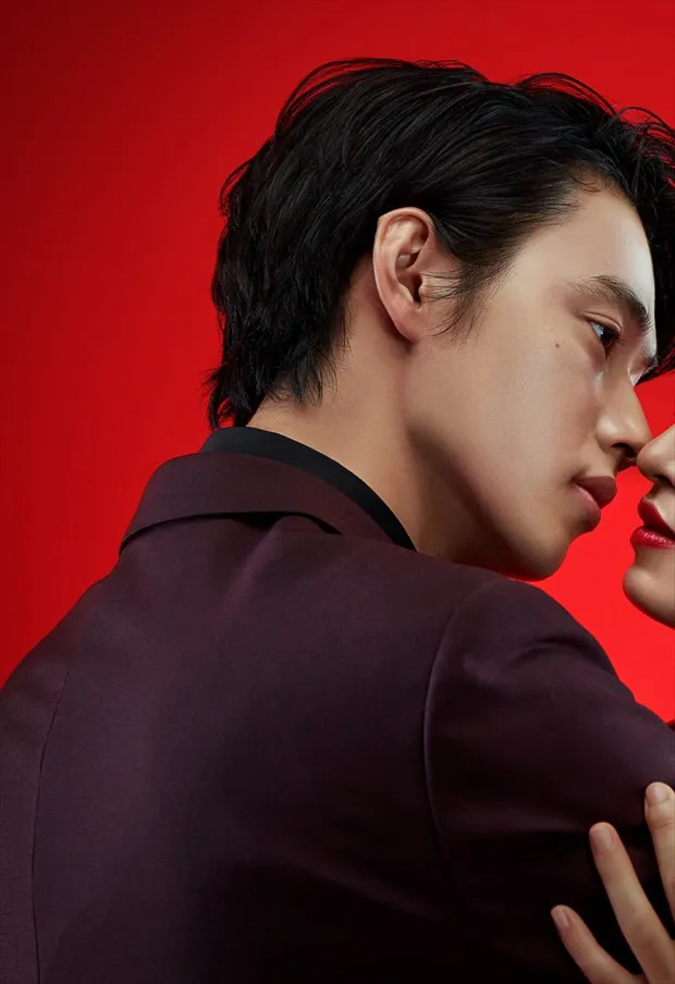 山崎が“誰か”とキスをしようとする、衝撃的な写真