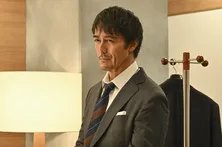 カメラを構え「取材拒否ですか?」と詰め寄る永野芽郁“華”に、阿部寛“進藤”は「生放送で答えてやる」と返答<キャスター>