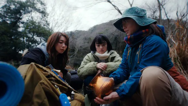【写真】卒業旅行でキャンプに出かけた 麻矢(安達祐実)、友里香(磯山さやか)、璃子(相武紗季)