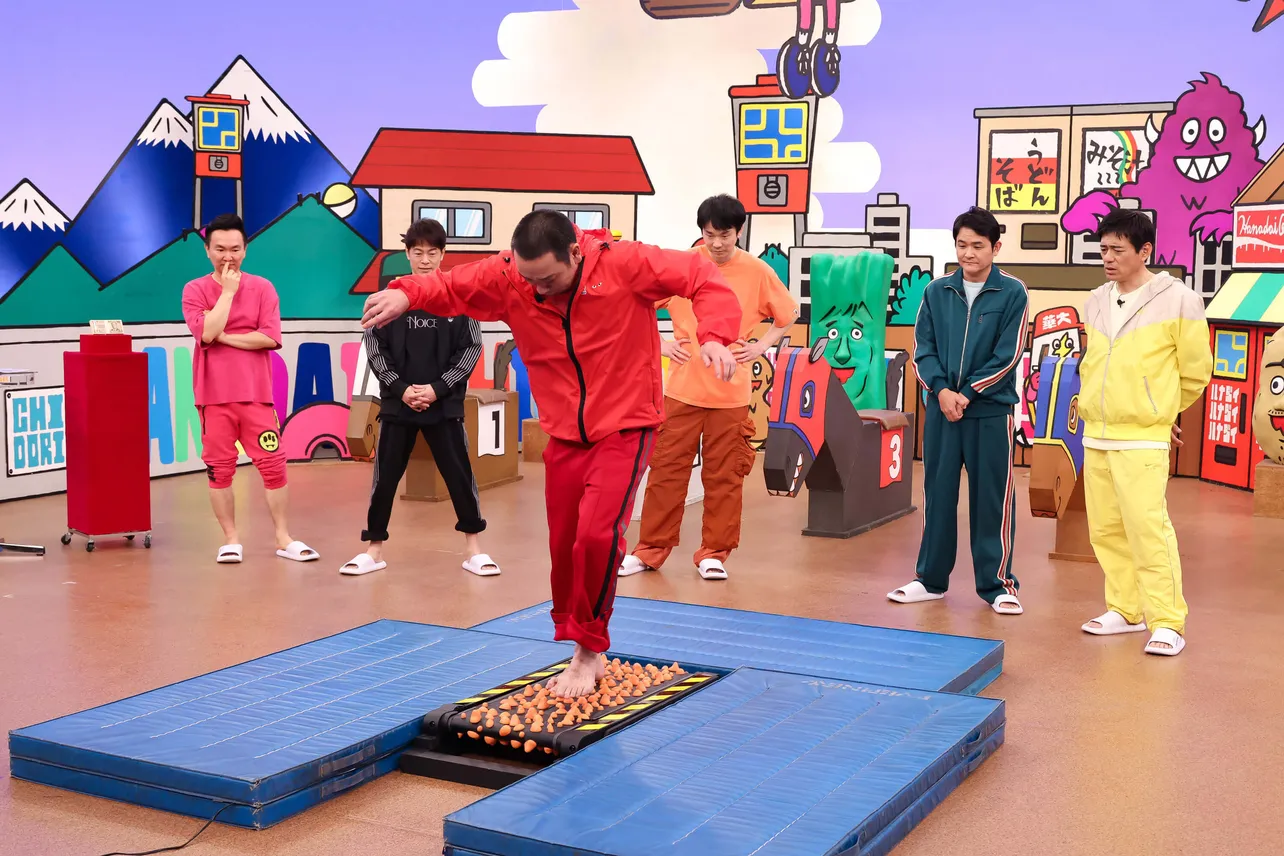 【写真】千鳥・大悟悶絶　激痛足つぼルームランナーに芸人たちが挑む