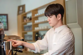 オン・ソンウ“コビ”がコーヒー評論家に宣戦布告…バリスタとしての腕前を試される＜コーヒーを飲みましょうか？＞