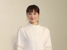 綾瀬はるか、“理想の人生の最期”を明かす 共演・佐野勇斗の印象は「熱くて器用で素晴らしい方」<ひとりでしにたい>