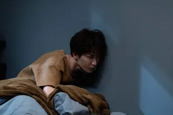 Snow Man渡辺翔太“ヤヒロ”が事故物件の謎に迫る…主演映画「事故物件ゾク 恐い間取り」新場面写真解禁