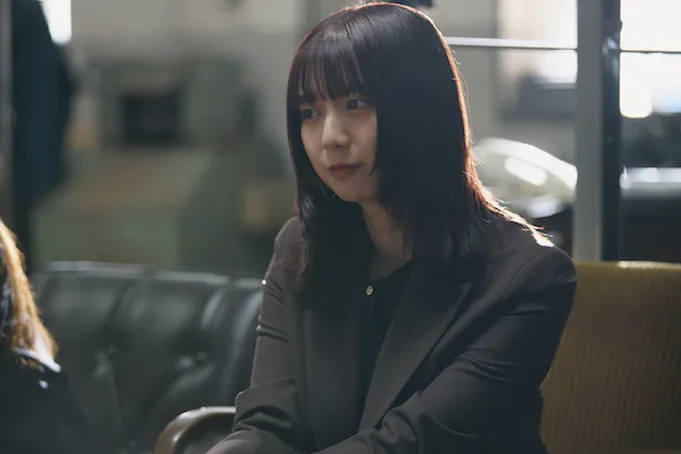 伊野尾(上白石萌歌)が盗撮魔に立ち向かう