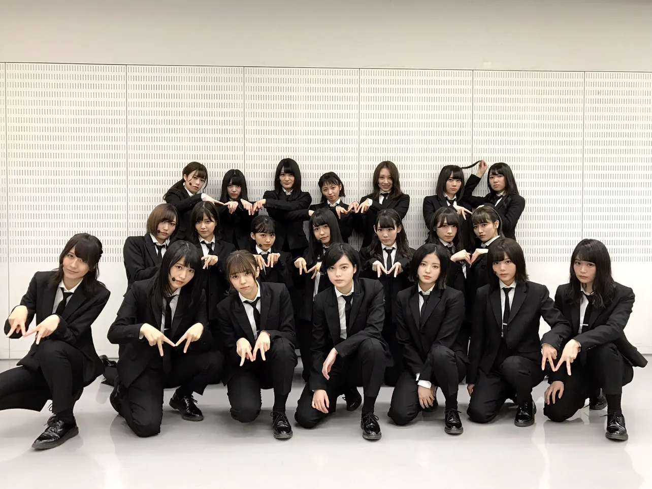 笑わないアイドル”欅坂46が笑顔解禁⁉ ブラックスーツで最新曲を披露！ | WEBザテレビジョン