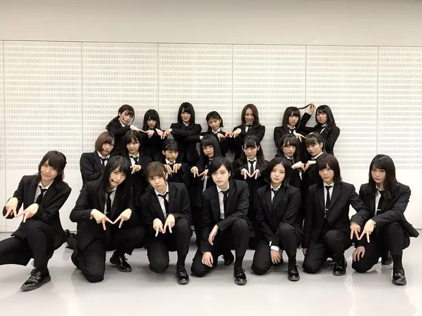 笑わないアイドル 欅坂46が笑顔解禁 ブラックスーツで最新曲を披露 Webザテレビジョン