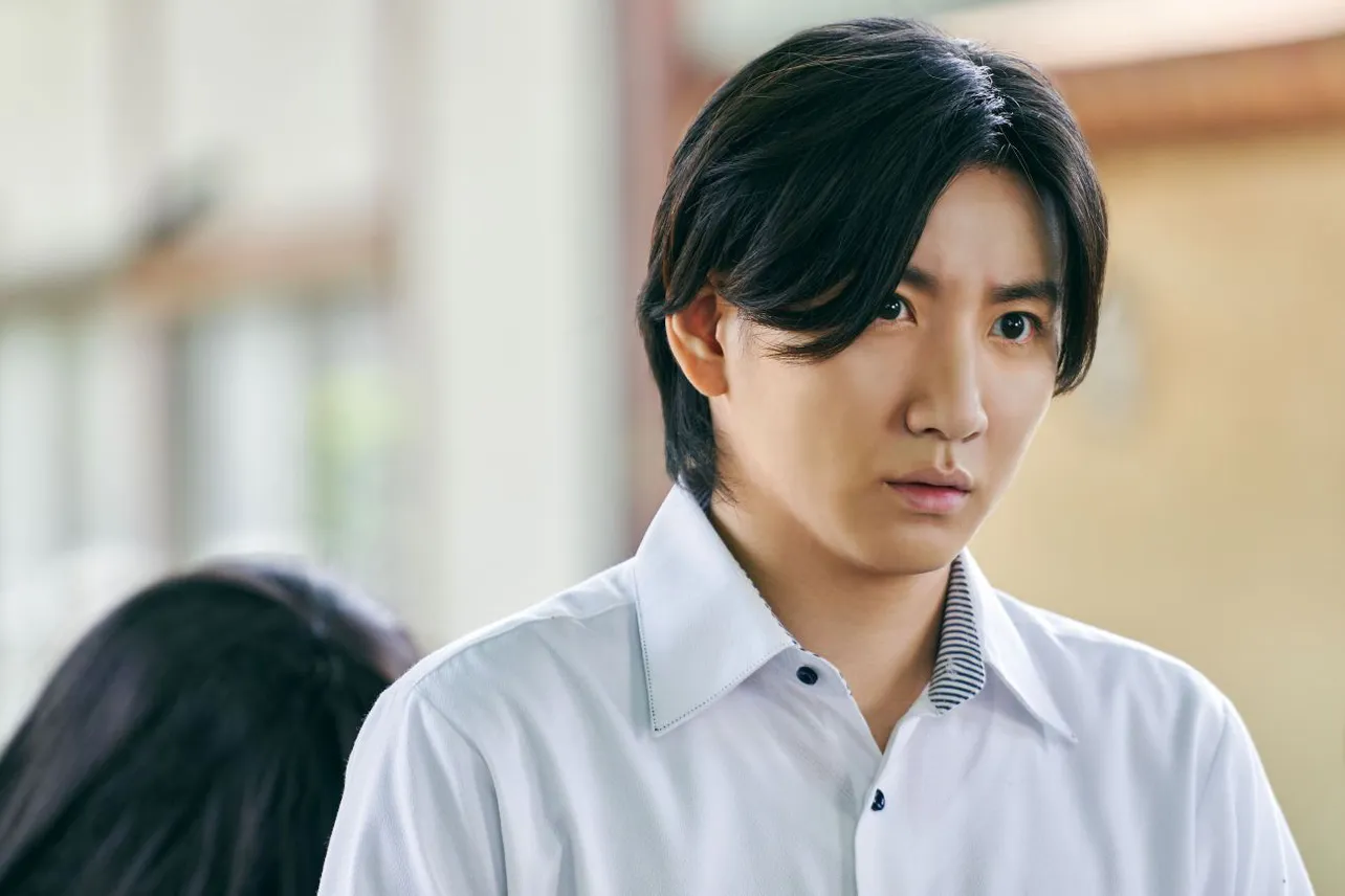 隠された過去を持つ遠野先生(京本大我)